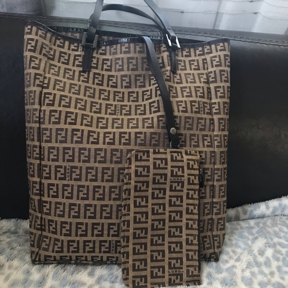 ⛔️SOLD⛔️Fendi Tote - Picture 1 of 8